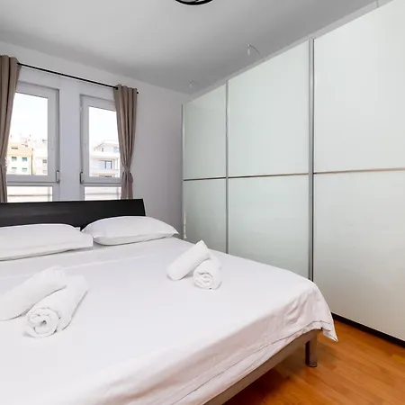 Jolie Iii Apartment Split