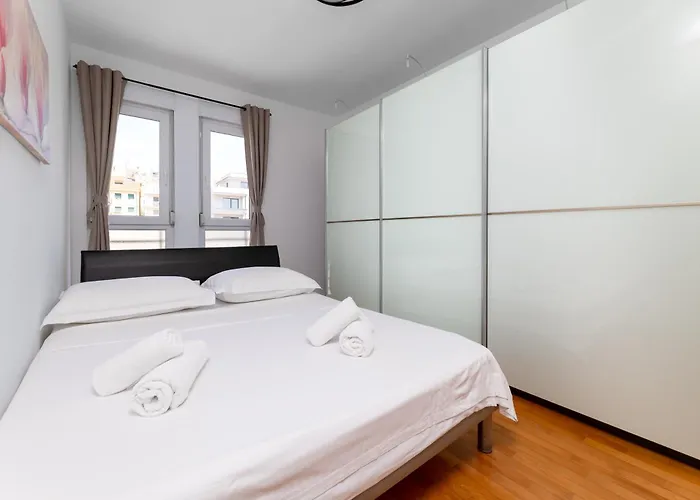 Jolie Iii Apartment Split